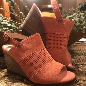 Beautiful color of coral just in time for spring !